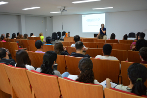 Profa. Liana Rodrigues fala aos novos alunos da pós. Foto: Eduardo Mancini