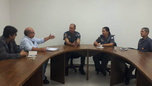 Imagem: Prefeito do Campus e Diretor da EEL em Reunião com a Polícia Militar. Foto: Marco Salles