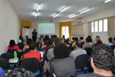 Profa. Liana Rodrigues em reunião com alunos da pós da EEL. Foto: Simone Colombo
