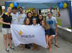 Alunos da EEL se reúnem para divulgar os trabalhos realizados pela Enactus na Praça Arnolfo de Azevedo em Lorena (2019). Foto: Simone Colombo;