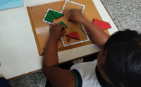Mesa de Matemática disponibilizada pela EEL para crianças montarem o quebra-cabeça para entender o Teorema de Pitágoras.