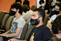 Alunos usam máscara em auditório do Departamento de Engenharia de Materiais. Área II do Campus da USP em Lorena. Foto: Simone Colombo