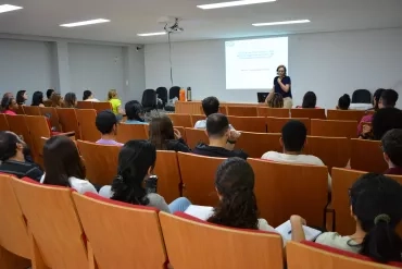 Profa. Liana Rodrigues fala aos novos alunos da pós. Foto: Eduardo Mancini